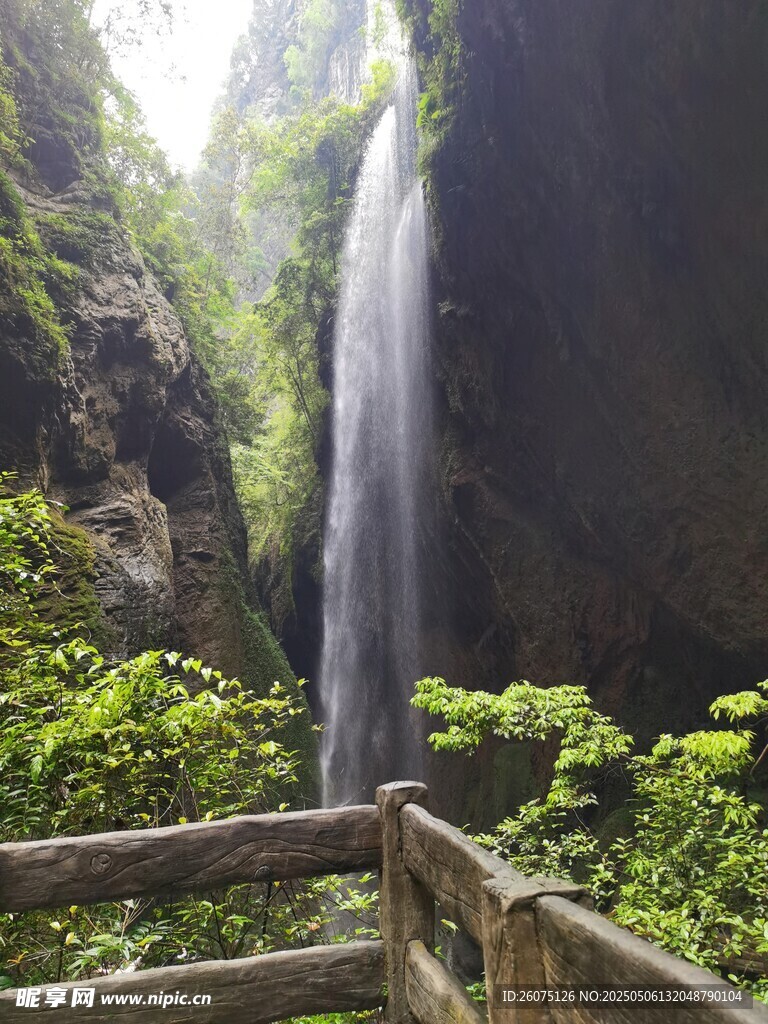 山间瀑布