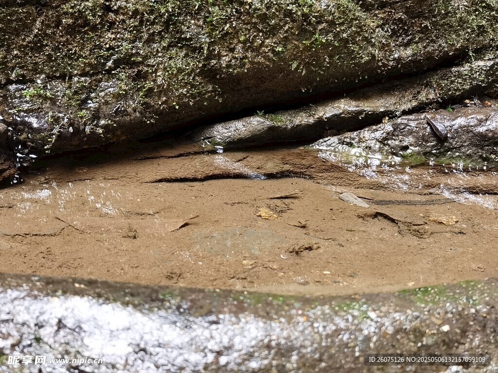 积水岩石