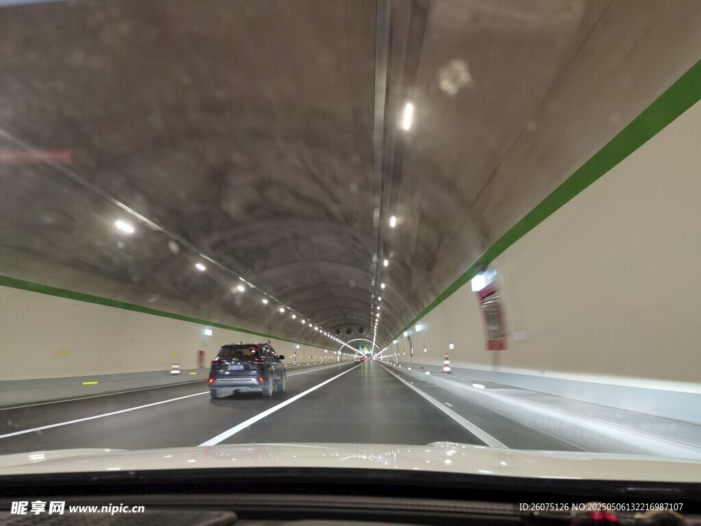 三车道隧道