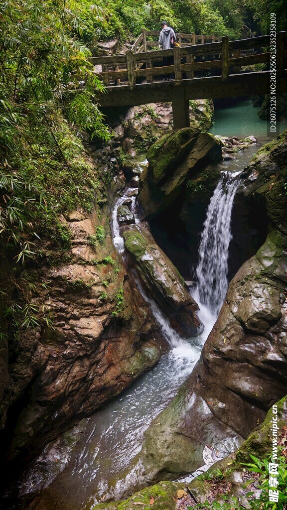岩石溪流