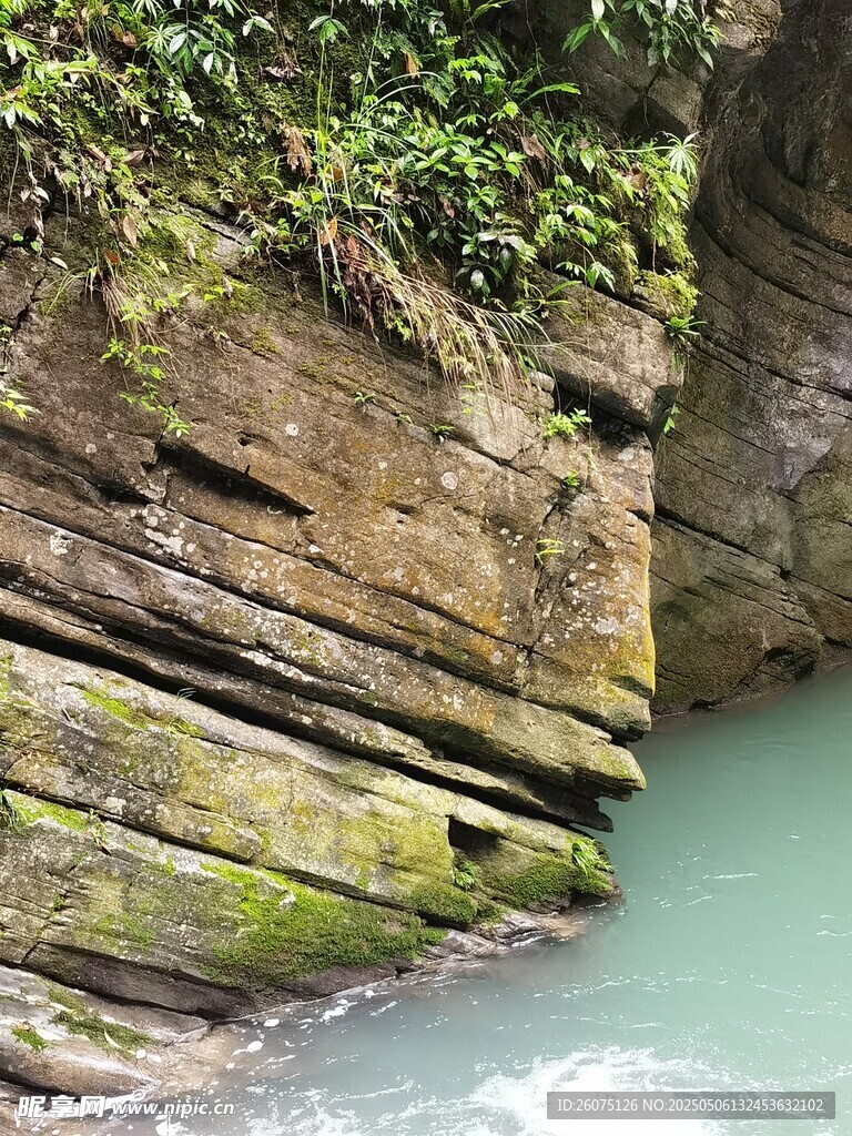 山间幽潭