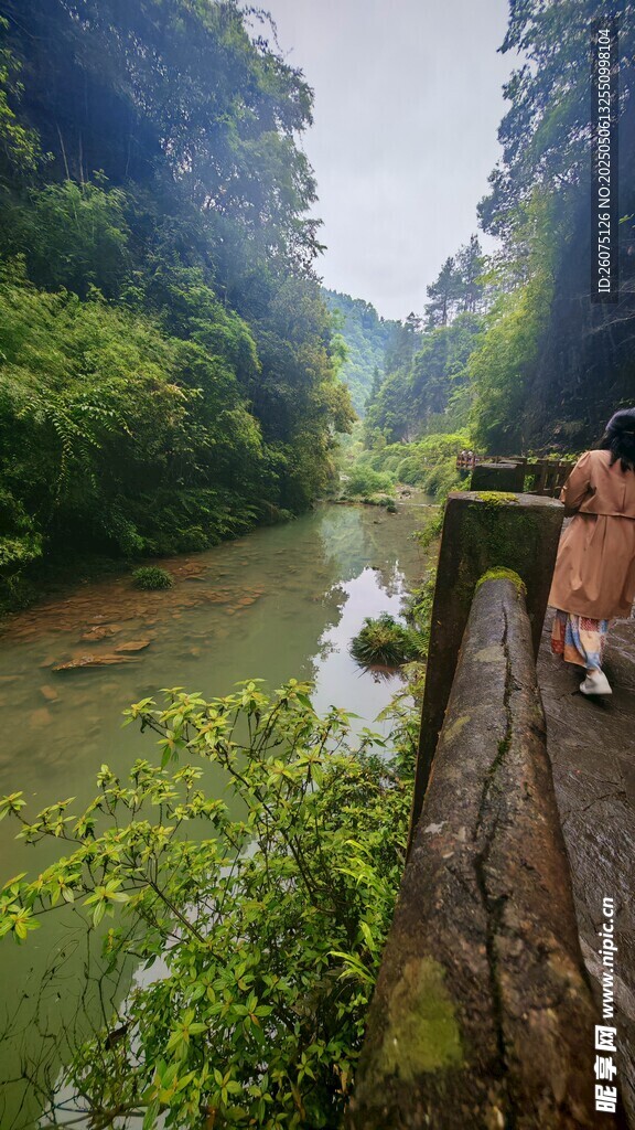 山间溪流