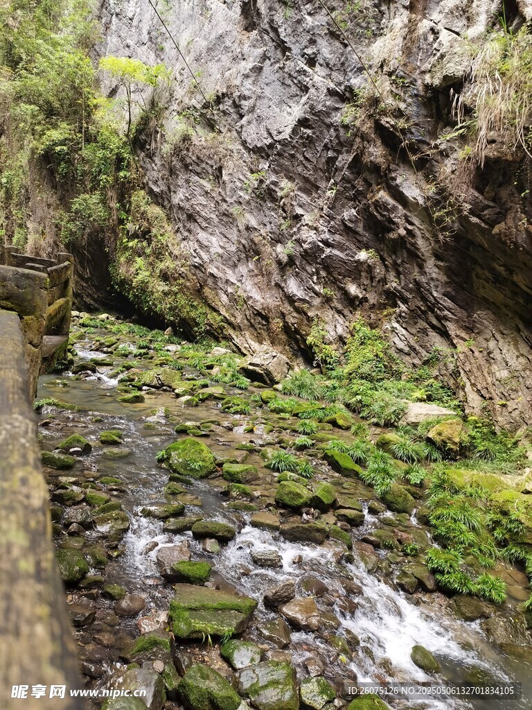 山间溪流