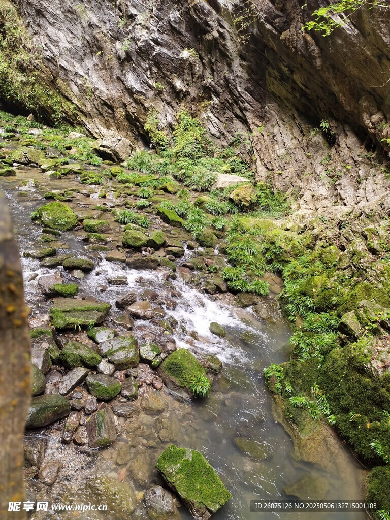 山间溪流