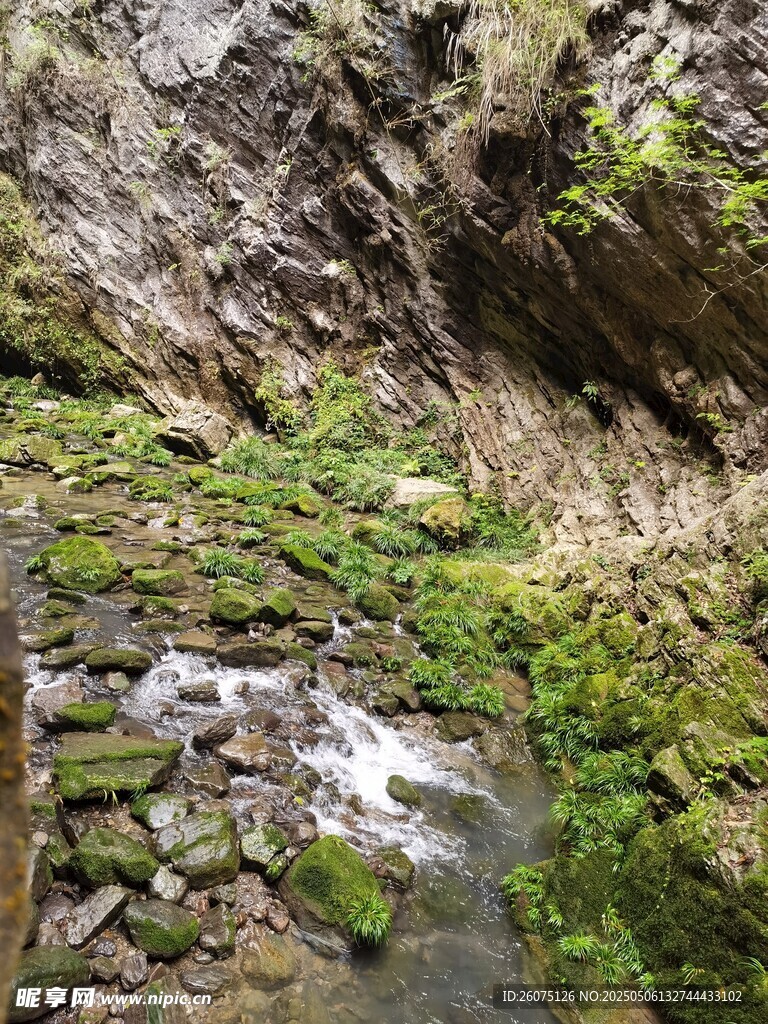 山间溪流