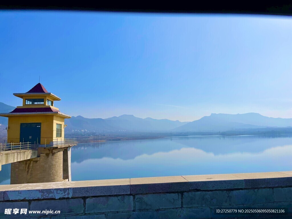 湖畔黄亭映远山美景