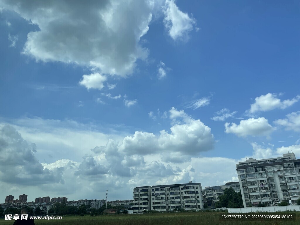 蓝天白云下的城市建筑