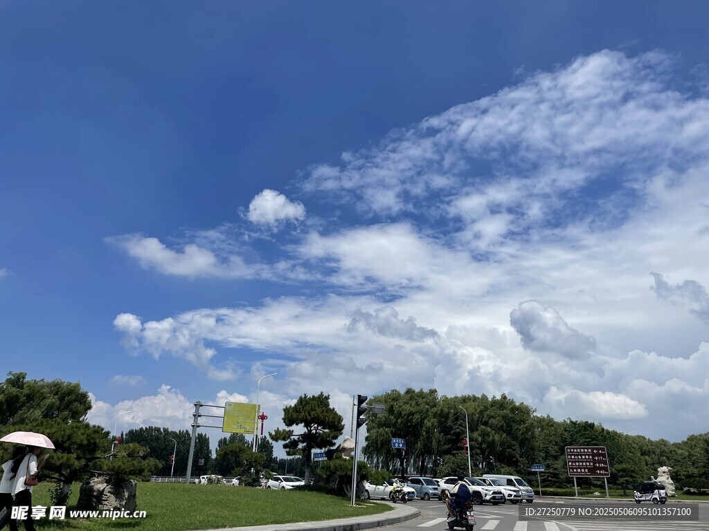 户外休闲场景蓝天白云绿地
