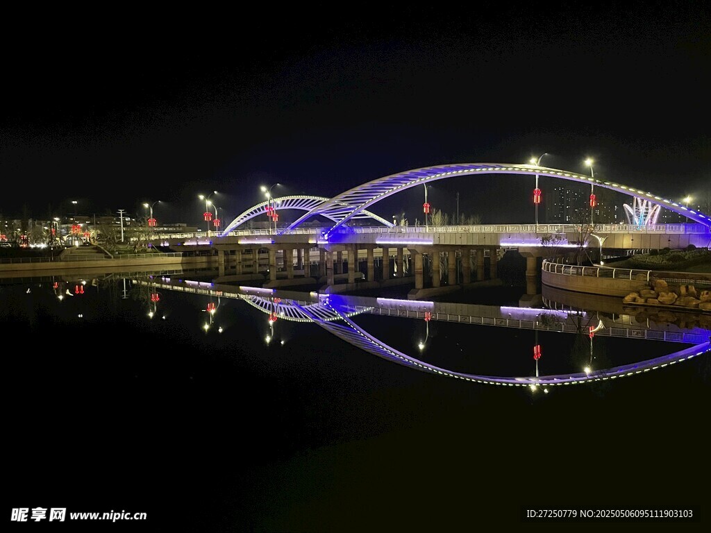 夜晚绚丽桥梁倒影景观