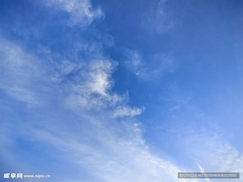 晴朗蓝天飘着轻柔白云