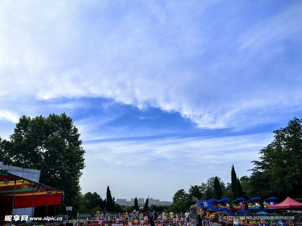 热闹户外集会场景