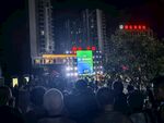 夜晚街头热闹的表演现场