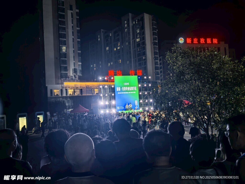 夜晚街头热闹的表演现场