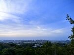 俯瞰城市与绿树蓝天美景