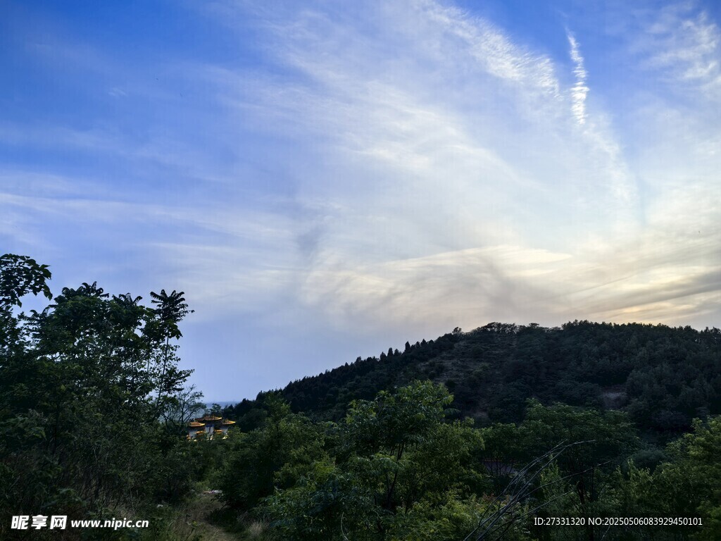 山间蓝天绿树美景