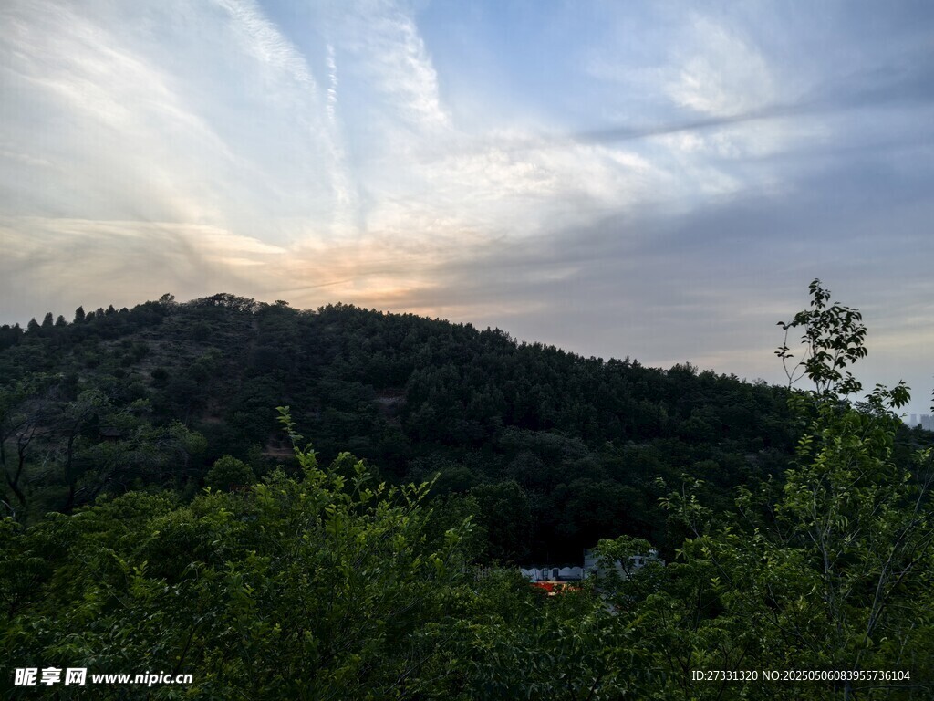 日暮山林美景