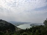山峦湖泊间的秀丽风光