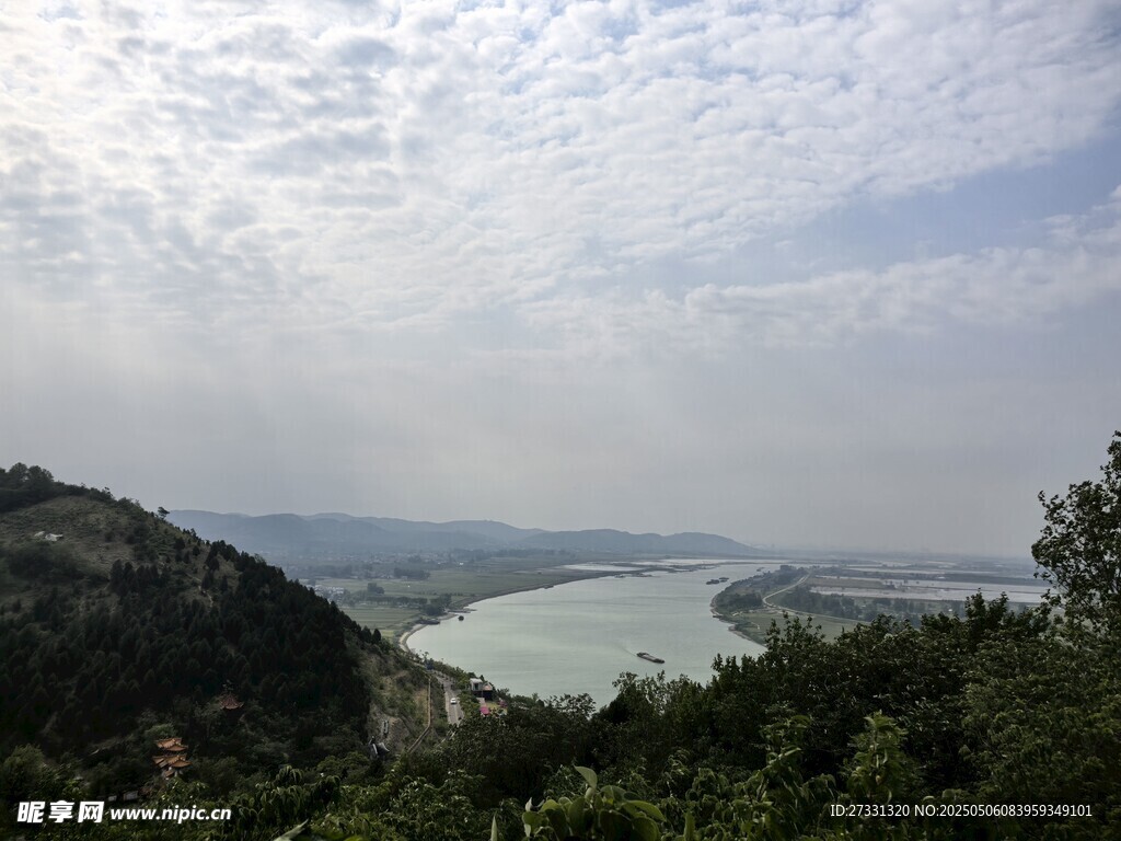 山峦湖泊间的秀丽风光