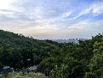 山林之上的开阔天际景观