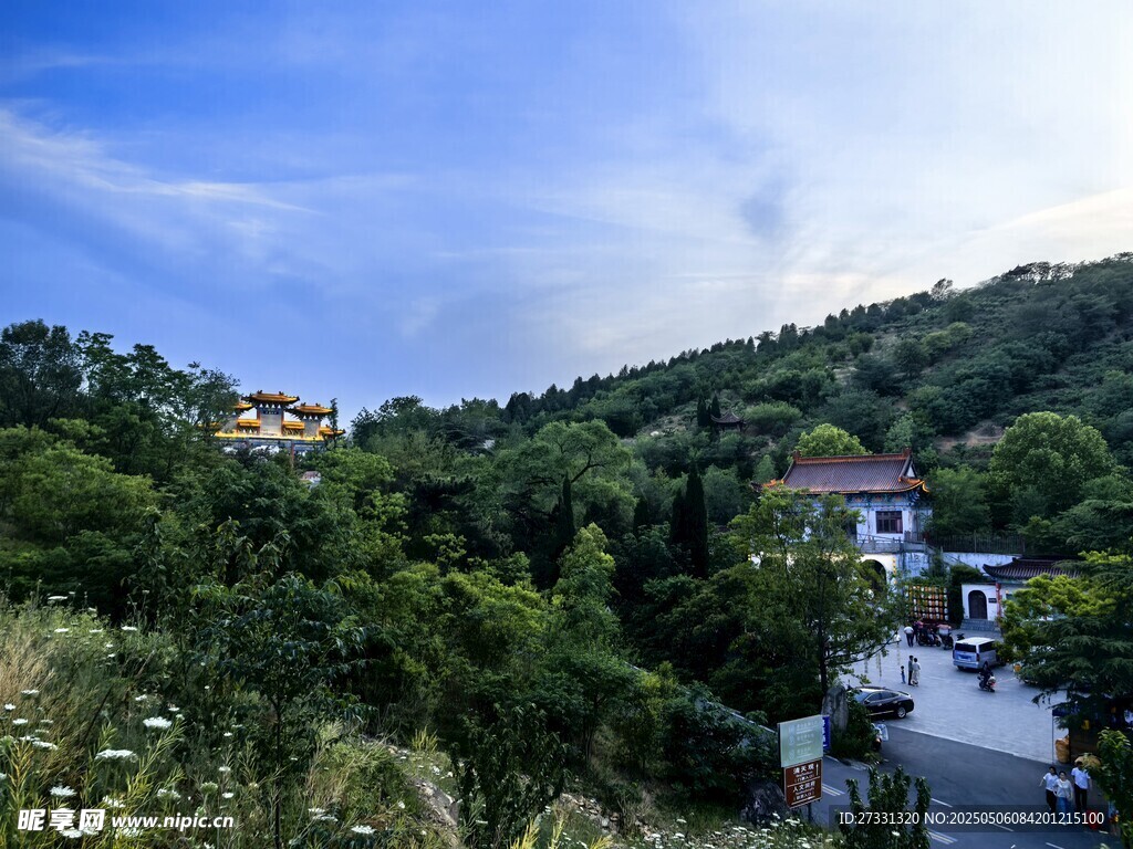 山间美景中的静谧房屋