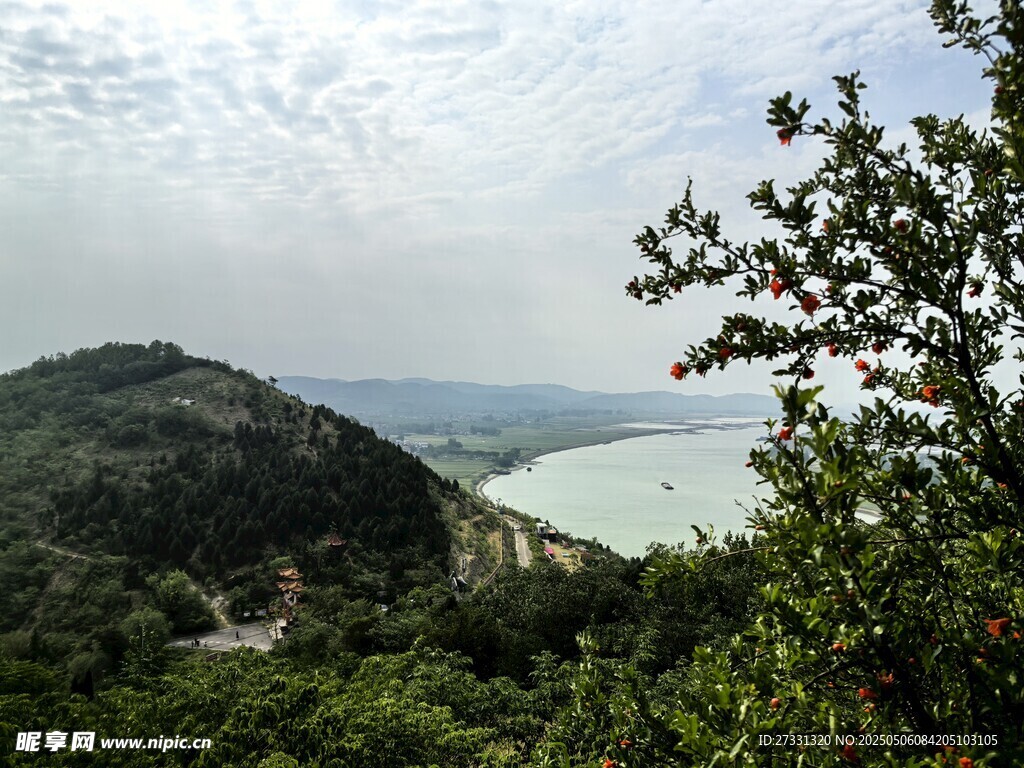 山间远眺湖景绿意盎然