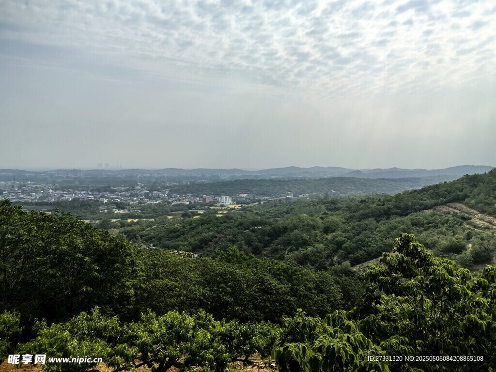 山峦绿意间的开阔景致