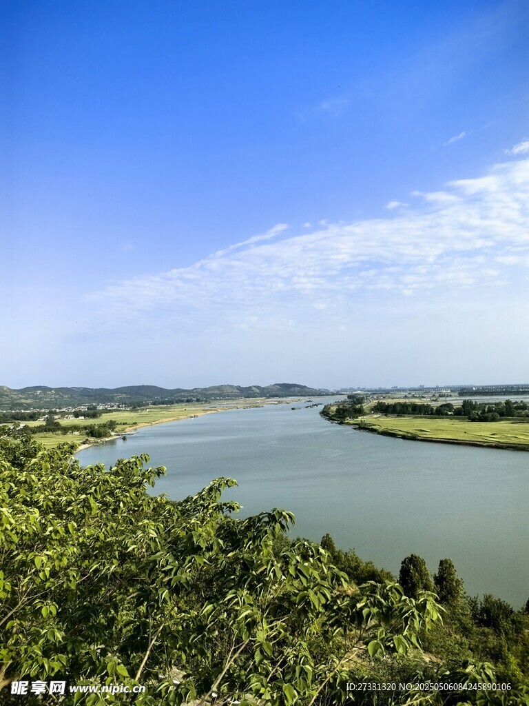 俯瞰葱郁环绕的宽阔河流