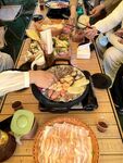 围坐共享美味烤肉时刻