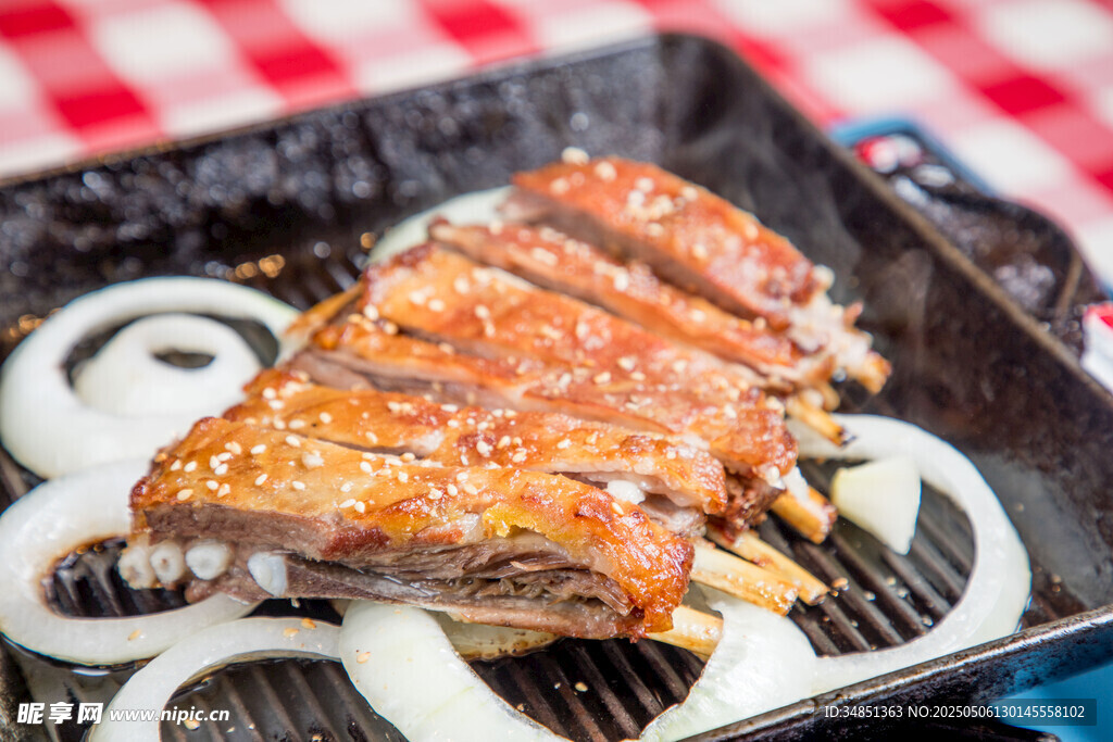 烤架上的美味烤肉
