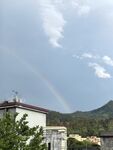 雨后现彩虹于建筑山峦间