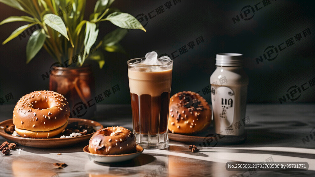 夏天里清凉的一杯咖啡和贝果套餐