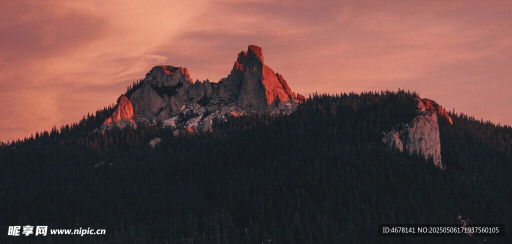 夕阳下的壮丽山峰