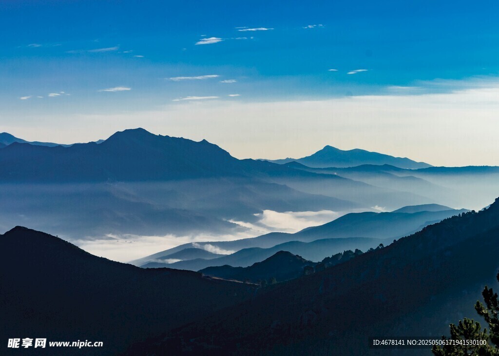 山间云海壮丽美景