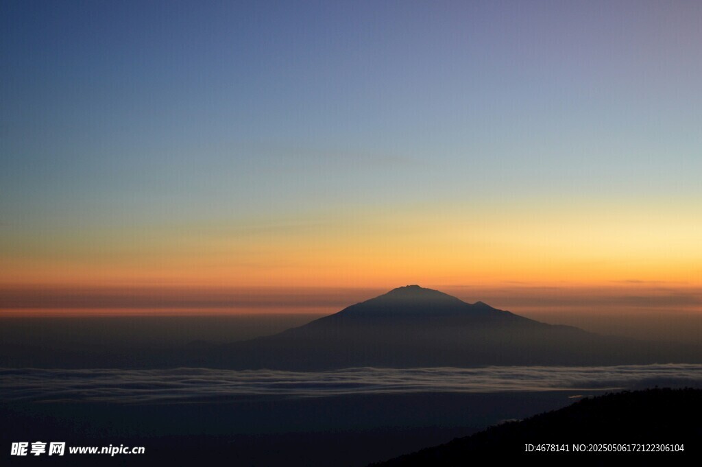 日出云海中的远山美景