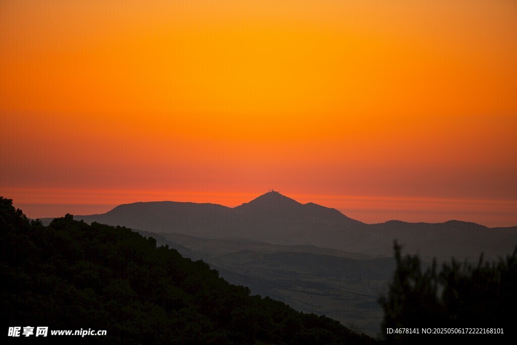 夕阳下的山峦美景