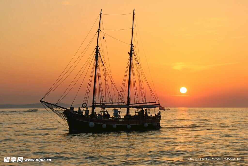 夕阳下的海上帆船