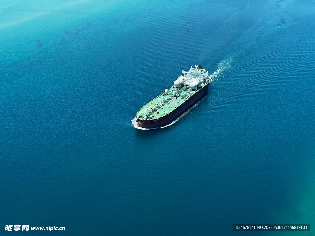 海上航行的货轮