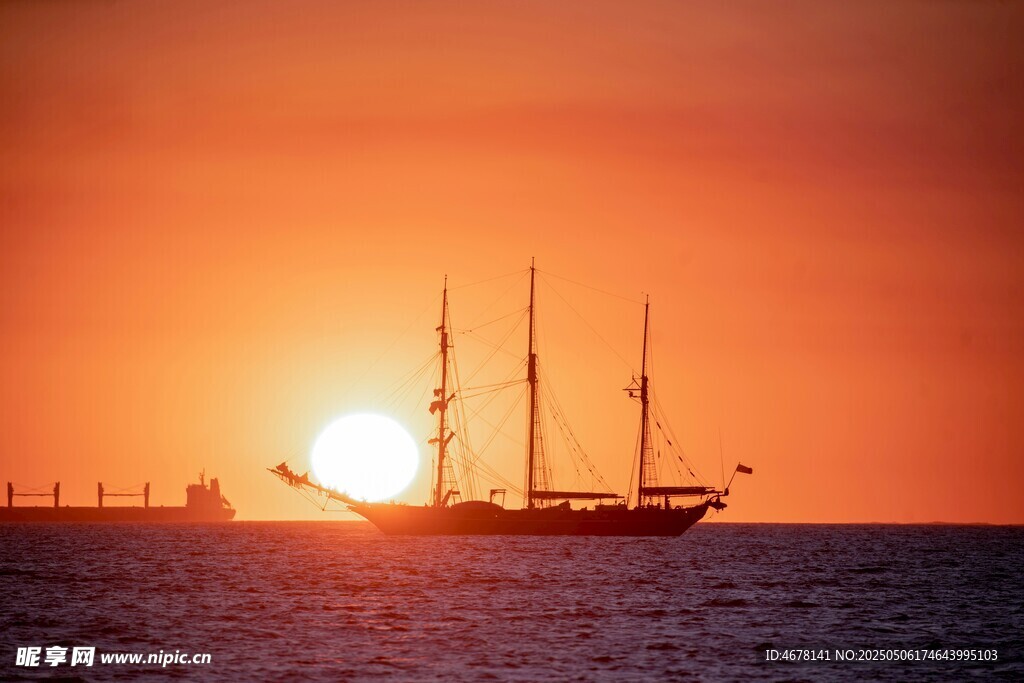 夕阳下的海上帆船