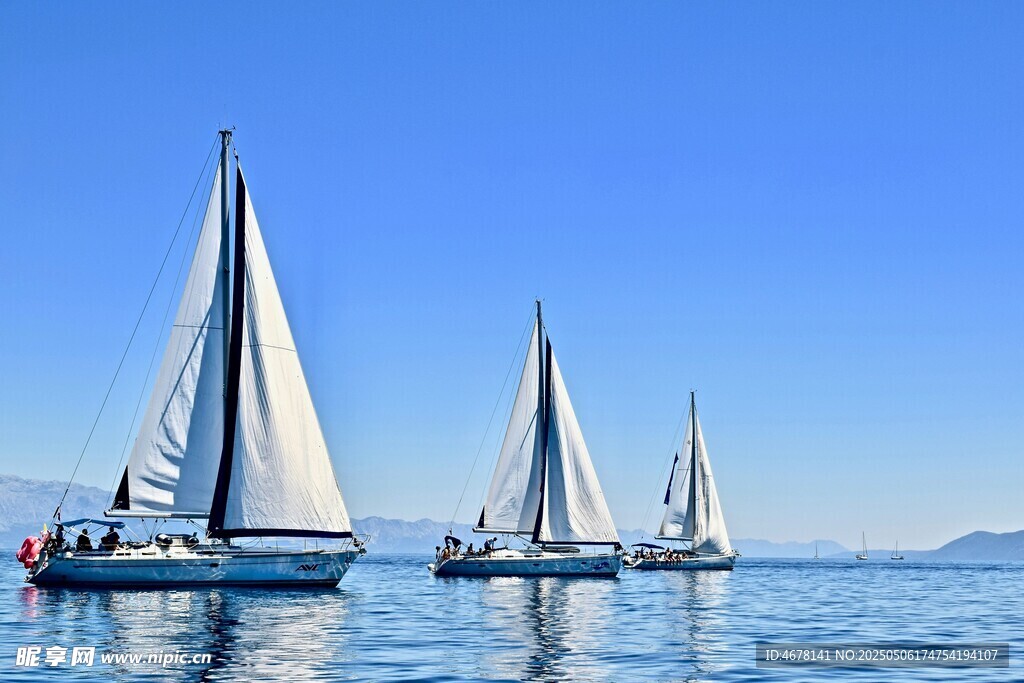 海上帆船航行美景
