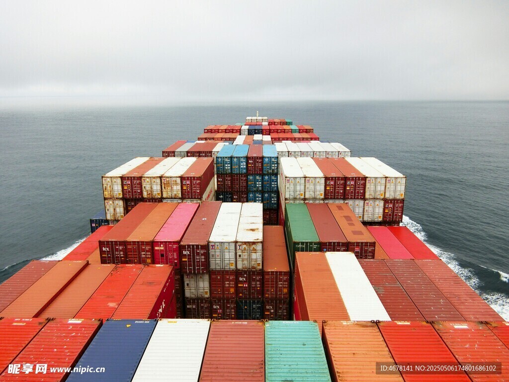 海上货轮满载集装箱