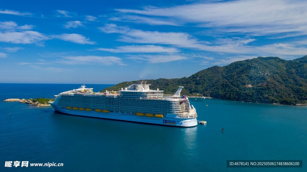 海上豪华游轮航行美景