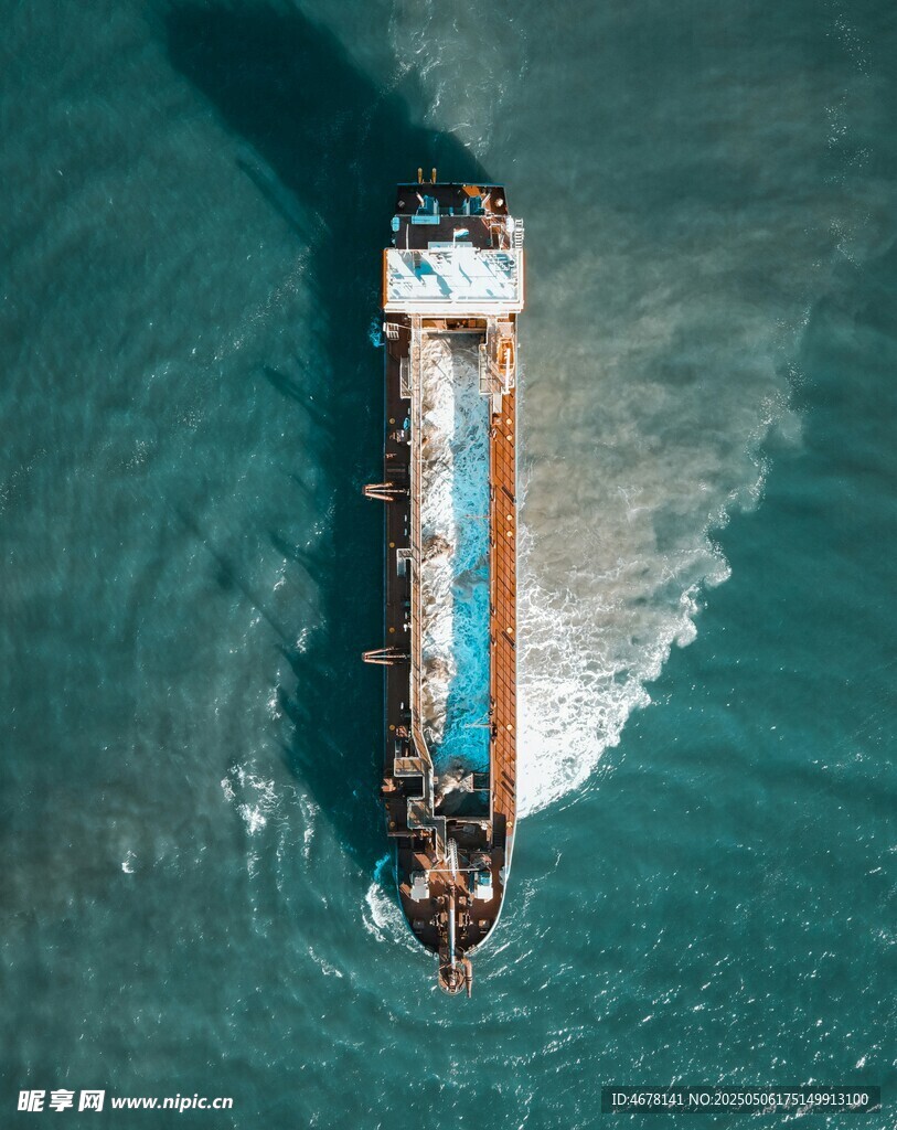 海上航行的大型货轮