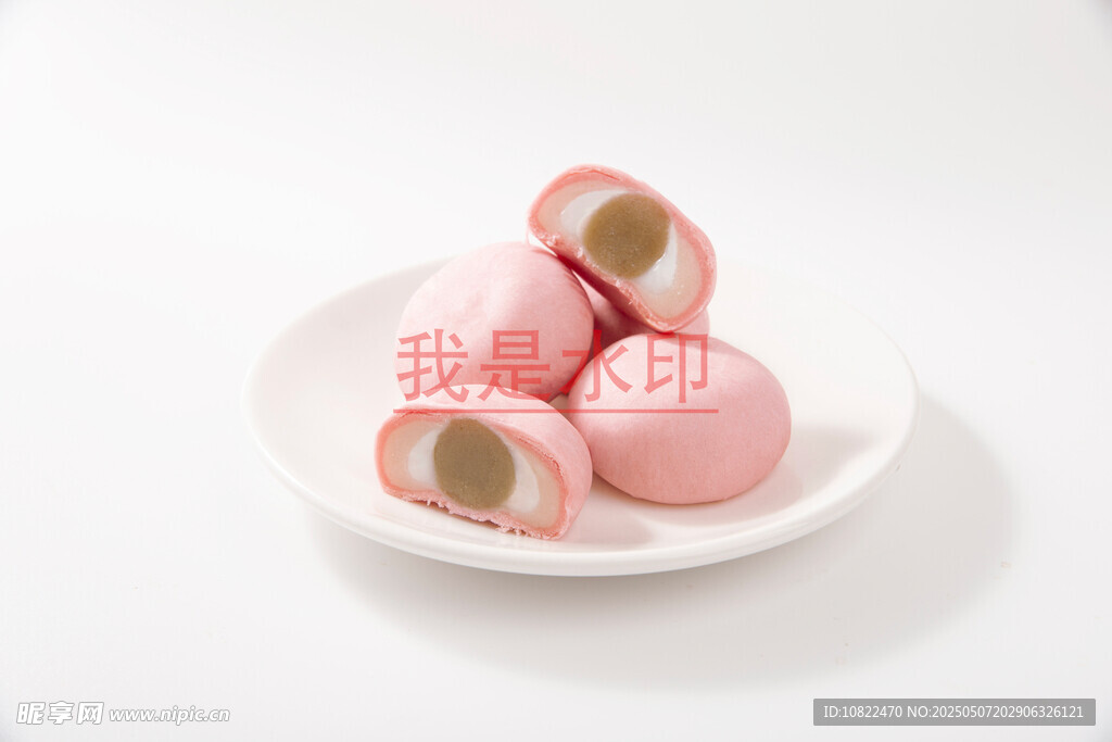 粉色夹心糕点摆于白盘