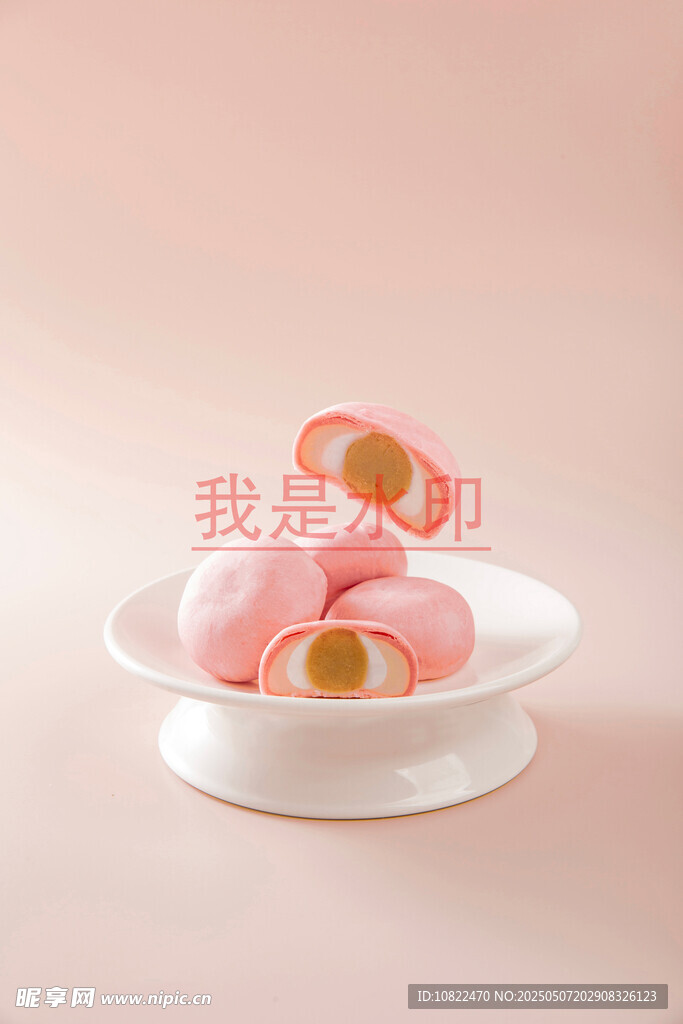 粉色夹心糕点摆于白盘
