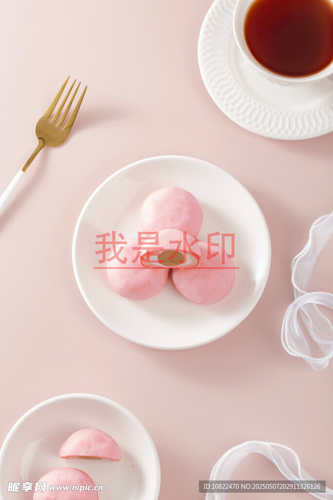 精致粉色点心与茶饮搭配