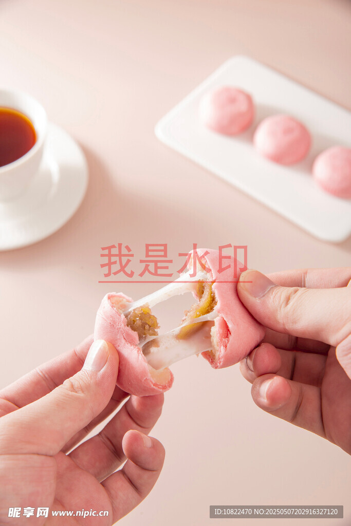 两人分享美味点心时刻
