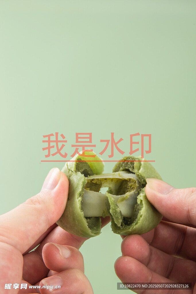 双手捏制的绿色饺子造型