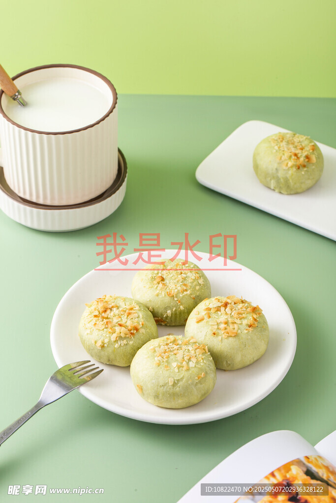 美味青团搭配牛奶与小菜