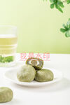 清新抹茶酥摆放在碟中