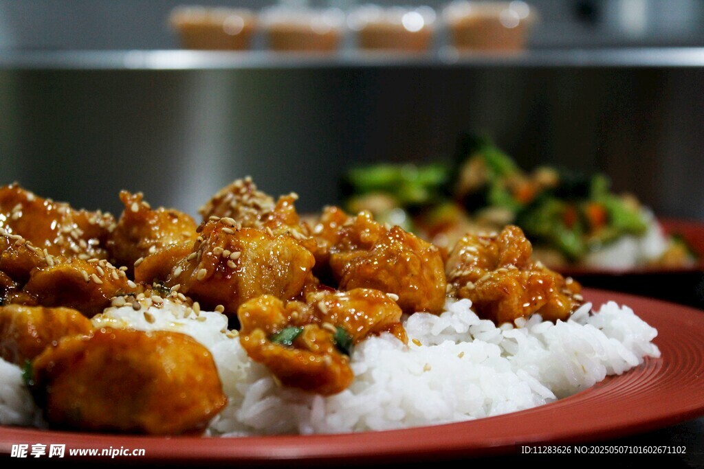香酥炸鸡配米饭美食图